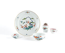 Meissen - Gruppe aus zwei Schalen Tasse mit Untertasse und Dose mit Drei-Freunde Dekor und Paeonien, 76821-280, Van Ham Kunstauktionen